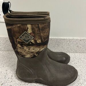 Boys  camo muck boots size 5